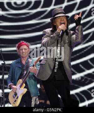 NUR FÜR REDAKTIONELLE ZWECKE. Von links nach rechts. Keith Richards und Mick Jagger von den Rolling Stones treten in der O2 Arena in London im Rahmen ihrer 50-jährigen Konzertreihe auf. Stockfoto