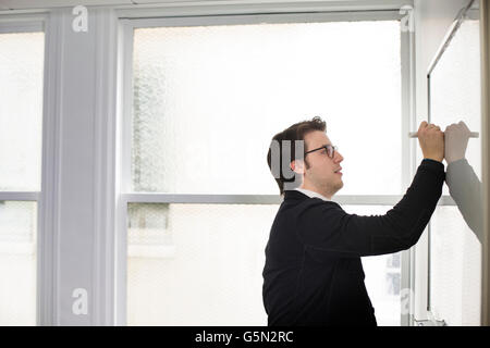 Kaukasische Geschäftsmann auf Whiteboard im Büro schreiben Stockfoto