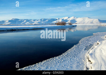 Noch River im abgelegenen Schneelandschaft Stockfoto