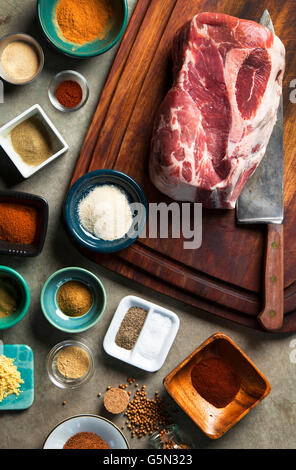 Frühstücksbrettchen mit Schweineschulter und die Vielfalt der Gewürze Stockfoto