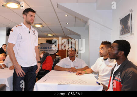 Fußball - Fulham Foundation Event - Craven Cottage. Fulhams Aaron Hughes tritt bei einem Barclays Spaces for Sport-Event auf Stockfoto