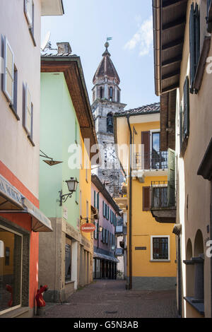 Turm der Kirche über Dorfstraße Stockfoto