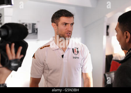 Fulhams Aaron Hughes tritt in einem Barclays-Raum auf Für Sportereignis Stockfoto