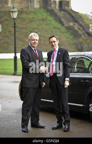 Der erste Minister von Wales (links), RT Hon Carwyn Jones AM, begrüßt den Premierminister von Jersey, Senator Ian Gorst, als er zum britisch-irischen rat in Cardiff Castle eintrifft. Stockfoto