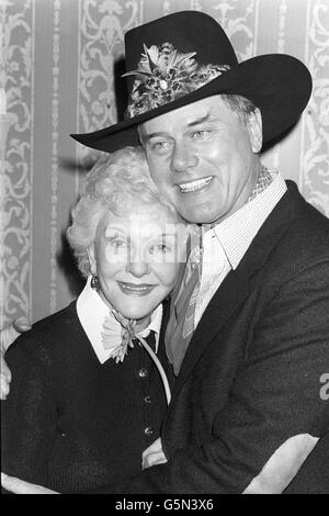 Larry Hagman und der Überraschungsgast, der während seines Spots in der Royal Variety Performance im Londoner Palladium auftreten wird - seine Mutter Mary Martin. Das letzte Mal, als beide in London zusammen auf der Bühne auftraten, war in den 1950er Jahren, als sie im Südpazifik spielte und er in der Chorleitung war. Stockfoto