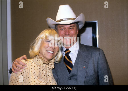 Der amerikanische Schauspieler Larry Hagman, der mit seiner Frau Maj in London den schurkischen Ölmagnaten JR Ewing in der erfolgreichen TV-Seifenoper Dallas spielt. Stockfoto