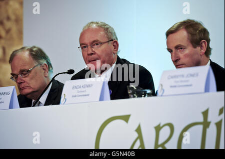 Martin McGuiness MP MLA, stellvertretender erster Minister, Nordirland (Mitte) beantwortet Fragen während einer Pressekonferenz im britisch-irischen rat, wie Taoiseach Enda Kenny (rechts) anschaut. Stockfoto