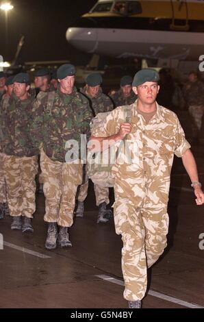 Bravo Company of 40 Commando Royal Marines kehrt nach Hause zum Exeter Airport in Devon zurück. 40 Commando segelte von Plymouth aus, um an der Trainingsübung Saif Sareea im Oman teilzunehmen, aber die Terroranschläge auf New York und Washington sahen sie nach Afghanistan ziehen. *... wo sie geholfen haben, den Bagram Flughafen zu sichern. Stockfoto