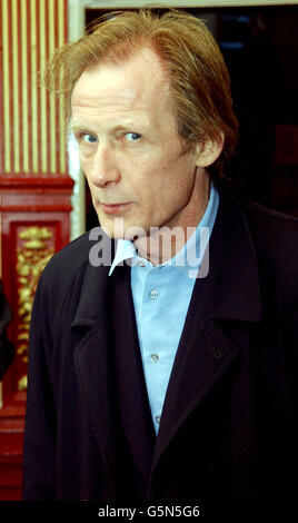 Der Schauspieler Bill Nighy, der den Film mitspielt, nahm an der britischen Premiere von Joe Tuckers Regiedebüt „Lava“ im Coronet-Kino, Notting Hill, West London, Teil. * 19/10/03: Ein Song, der den Rekord als der längste Chart-Topper Großbritanniens hält, könnte zu Weihnachten auf Platz eins zurückkehren. Eine Spoof-Version von Love is All Around aus dem neuen Film Love soll in der Woche vor der Ankündigung der Festchart erscheinen. Der Track wird mit Künstlern wie Sir Cliff Richard, Blue und den Retro-Rockern The Darkness um den begehrten Spitzenplatz konkurrieren. The Love tatsächlich Track, umbenannt Stockfoto