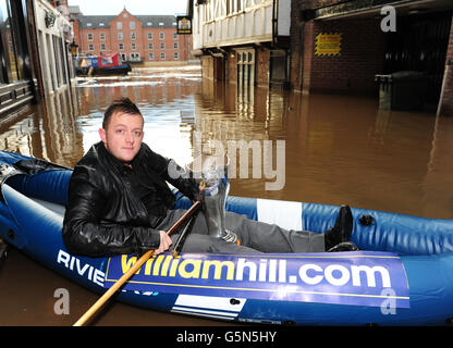 Der nordirische Snooker Mark Allen sitzt in einem Schlauchboot Boot auf dem überfluteten Fluss Ouse in York vor Die UK Snooker Championship williamhill.com Stockfoto