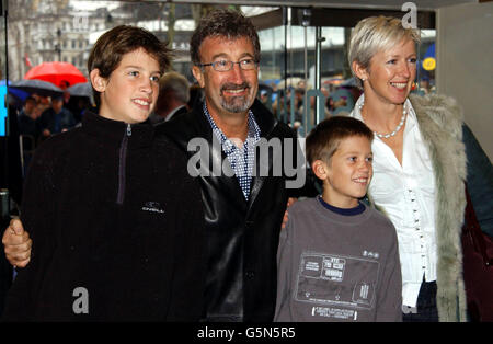 Formel-1-Chef Eddie Jordan mit seiner Frau Marie und ihren Söhnen bei der Gala-Filmpremiere von Monsters Inc. Im Odeon Cinema am Londoner Leicester Square. Stockfoto