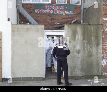 Das forensische Team der Polizei durchsucht ein Pizza-Geschäft in Seaton Carew in Cleveland, nachdem sechs Männer heute Morgen im Nordosten Englands wegen des Verdachts auf terroristische Straftaten verhaftet wurden. * die sechs werden wegen der Spendenbeschaffung und logistischen Unterstützung befragt, die sie verdächtigt haben, für den internationalen islamischen Terrorismus zu sorgen, aber sie stehen nicht in direktem Zusammenhang mit den Ereignissen vom 11. September und werden nicht als Mitglieder von al Qaida angenommen. Stockfoto