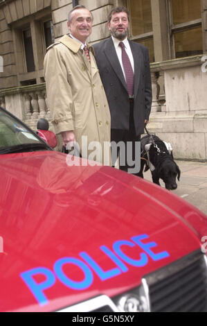 Der britische Innenminister David Blunkett (rechts) mit dem ehemaligen New Yorker Polizeikommissar Bill Bratton auf dem Weg zu einer speziellen Konferenz des Innenministeriums in Whitehall, an der alle 43 Hauptkonstaben von England und Wales, Mitglieder der Polizeibehörde und Vertreter der Föderation teilnahmen. * Herr Blunkett hoffte, die Polizeichefs davon zu überzeugen, sein umstrittenes Polizeireformprogramm zu unterstützen. Herr Bratton, der als Pionier der „Null-Toleranz“-Polizeiarbeit tätig war, sprach ebenfalls zu der Konferenz. Stockfoto