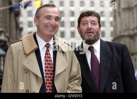 Der britische Innenminister David Blunkett (rechts) mit dem ehemaligen New Yorker Polizeikommissar Bill Bratton auf dem Weg zu einer speziellen Konferenz des Innenministeriums in Whitehall, an der alle 43 Hauptkonstaben von England und Wales, Mitglieder der Polizeibehörde und Vertreter der Föderation teilnahmen. * Herr Blunkett hoffte, die Polizeichefs davon zu überzeugen, sein umstrittenes Polizeireformprogramm zu unterstützen. Herr Bratton, der als Pionier der „Null-Toleranz“-Polizeiarbeit tätig war, sprach ebenfalls zu der Konferenz. Stockfoto