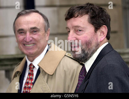 Der britische Innenminister David Blunkett (rechts) mit dem ehemaligen New Yorker Polizeikommissar Bill Bratton auf dem Weg zu einer speziellen Konferenz des Innenministeriums in Whitehall, an der alle 43 Hauptkonstaben von England und Wales, Mitglieder der Polizeibehörde und Vertreter der Föderation teilnahmen. * Herr Blunkett hoffte, die Polizeichefs davon zu überzeugen, sein umstrittenes Polizeireformprogramm zu unterstützen. Herr Bratton, der als Pionier der „Null-Toleranz“-Polizeiarbeit tätig war, sprach ebenfalls zu der Konferenz. Stockfoto