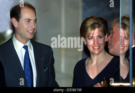 Der Graf und die Gräfin von Wessex verlassen das Carlton Tower Hotel in London, nachdem sie an einem Empfang anlässlich des ersten Brückenabends des Duke of Edinburgh teilgenommen haben. Stockfoto