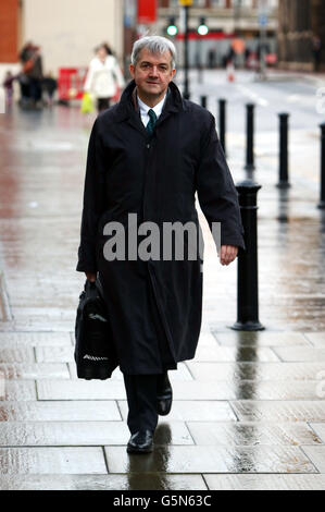 Chris Huhne kommt beim Reading Crown Court an, wo behauptet wird, dass er die Ex-Frau Vicky Pryce überredet habe, seine Strafpunkte für eine Geschwindigkeitsverhandlung zu erhalten. Stockfoto