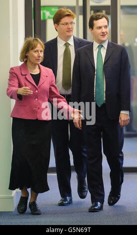 Bundeskanzler George Osborne und Finanzminister Danny Alexander (Mitte) sprechen mit dem Leiter der HMRC Lin Homer während eines Besuchs in den Büros von HM Revenue &amp; Zoll (HMRC), in Westminster, im Zentrum von London, vor seinem Minibudget am Mittwoch, wo der Kanzler einen 154-Millionen-Blitz gegen weltgroße Unternehmen und wohlhabende Einzelpersonen enthüllen wird, die Steuerrechnungen ausweichen, um Milliarden von Pfund für das Finanzministerium zurückzugewinnen. Stockfoto