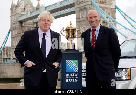 Lord Mayor of London Boris Johnson posiert mit Lawrence Dallaglio und der Rugby-Weltmeisterschaft, um die Rugby-WM-Pool-Draw in Potters Field, London zu starten. Stockfoto