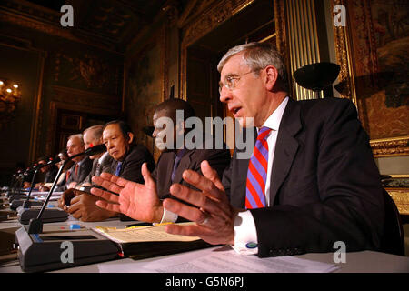 Außenminister Jack Straw spricht bei einer Pressekonferenz mit anderen Außenministern der Commonwealth-Länder auf der achtzehnten Sitzung der Commonwealth Ministerial Action Group. * Herr Straw konnte keine Unterstützung des Commonwealth für die Aussetzung Simbabwes aus der Organisation gewinnen. Er hatte die Kollegen der Commonwealth-Ministeraktionsgruppe aufgefordert, angesichts der zunehmenden internationalen Besorgnis über die Repressionskampagne von Präsident Robert Mugabe die Aussetzung zu unterstützen. Die CMAG forderte die simbabwische Regierung auf, die Beteiligung von Polizei und Armee an der Politik zu verhindern, freie Wahlkampagnen zu ermöglichen und zu beenden Stockfoto