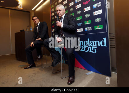 Wales-Trainer Warren Gatland und Kapitän Sam Warburton während einer Pressekonferenz nach der Auslosung für die Rugby-Weltmeisterschaft 2015 Pools. Montag, 3. Dezember 2012. Bildnachweis sollte lauten: David Davies/PA Wire. Stockfoto