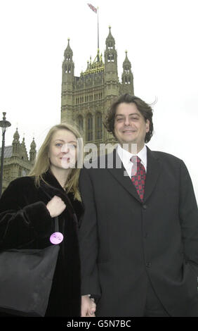 Der ehemalige MI5-Agent David Shayler, 35, kommt mit seiner Freundin Annie Machon im House of Lords in London an, nachdem er Berufung eingelegt hatte, dass der Official Secrets Act gegen den Human Rights Act in Bezug auf seinen bevorstehenden Gerichtsfall verstößt. * Herr Shayler wird beschuldigt, den Official Secrets Act verletzt zu haben, indem er 1997 Dokumente an eine Sonntagszeitung ausgibt. Stockfoto