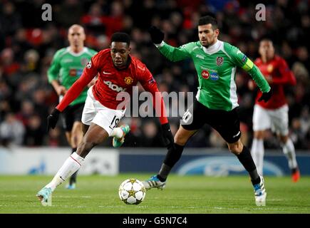 Manchester United (links) mit Ricardo Cadu von CFR Cluj-Napoca in Aktion Stockfoto