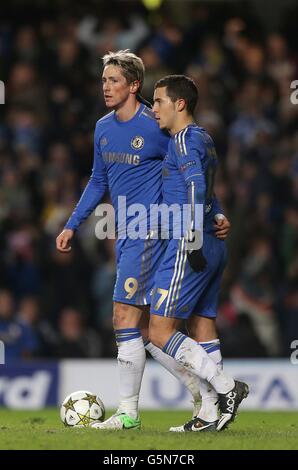 Chelsea's Fernando Torres (links) feiert mit seinem Teamkollegen Eden Hazard (Rechts) nach dem zweiten Tor seines Teams Stockfoto