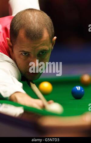 Barry Hawkins in Aktion während seines Spiels gegen Neil Robertson während der William Hill UK Snooker Championships im York Barbican Center, York. Stockfoto