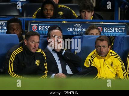 Fußball - UEFA Champions League - Gruppe E - Chelsea / FC Nordsjaelland - Stamford Bridge. Chelseas Interim-Manager Rafael Benitez (Mitte) und der stellvertretende erste Teamtrainer Steve Holland (links) im Dugout Stockfoto
