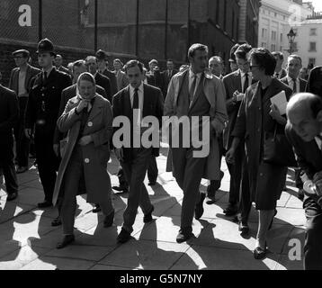 Der Dramatiker John Osborne (Hände in Taschen), einer der vielen, die während einer achtstündigen Ban-the-Bombe-Sit-Down-Demonstration am Trafalgar Square in London verhaftet wurden, läuft durch London, nachdem er vor Gericht mit einer Geldstrafe von 1 belegt wurde. Stockfoto