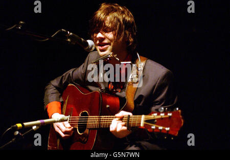 Der Singer-Songwriter Ryan Adams tritt im Rahmen der NME Carling Awards Shows im Astoria im Zentrum von London auf. Stockfoto