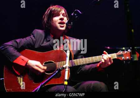 Der Singer-Songwriter Ryan Adams tritt im Rahmen der NME Carling Awards Shows im Astoria im Zentrum von London auf. Stockfoto