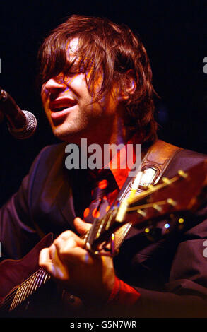 Der Singer-Songwriter Ryan Adams tritt im Rahmen der NME Carling Awards Shows im Astoria im Zentrum von London auf. Stockfoto