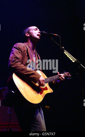 Sänger Fran Healy von der schottischen Popband Travis tritt im Rahmen der NME Carling Awards Shows im Astoria im Zentrum von London auf. Stockfoto