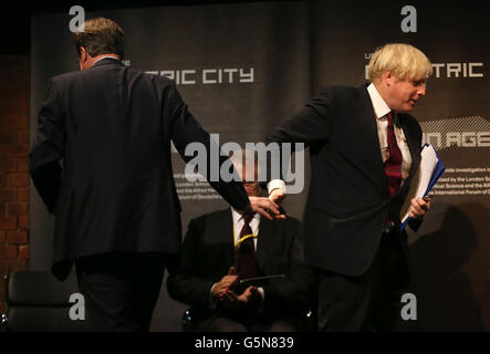 Der Londoner Bürgermeister Boris Johnson (rechts) schüttelt sich bei der Electric City Conference in London die Hände mit Premierminister David Cameron. Stockfoto