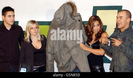 Die Chartstürmer Hear'Say, von links nach rechts: Noel Sullivan, Suzanne Shaw, Johnny Shentall, 23, von Doncaster (neues Mitglied), Myleene Klass und Danny Foster während EINER Pressekonferenz, wo ihr neues Mitglied vorgestellt wurde. * ... Bei einer vollgepackten Pressekonferenz in einem Hotel im Zentrum von London wurde der Ersatz für Kym Marsh, der sensationell aus der Band ausgetreten war, endlich der Welt enthüllt. Stockfoto