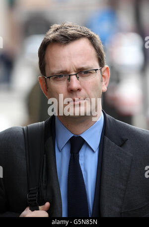 David Camerons ehemaliger Spin-Arzt Andy Coulson verlässt den Old Bailey im Zentrum von London, wo er beschuldigt wird, korrupte Zahlungen an Amtsträger zu leisten. Stockfoto