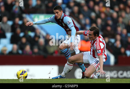 Ashley Westwood von Aston Villa kommt während des Spiels der Barclays Premier League im Villa Park, Birmingham, an Dean Whitehead von Stoke City vorbei. Stockfoto