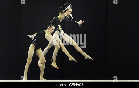 **EDITOREN BITTE BEACHTEN - Mehrfachbelichtung in der Kamera erstellt** Rebecca Tunney auf dem WA Balanace Beam während der Glasgow World Cup in der Emirates Arena, Glasgow. Stockfoto