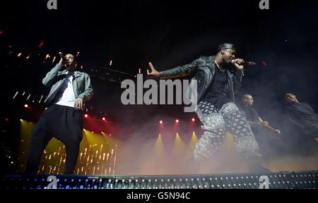 JLS auf der Bühne während des Capital FM Jingle Bell Ball 2012 in der O2 Arena, London. Stockfoto