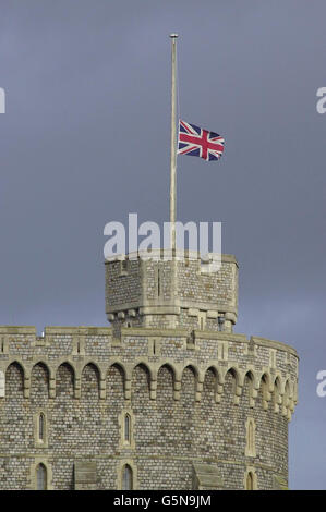 Die Unionsflagge fliegt auf halber Mast über Windsor Castle, nachdem der Tod von Prinzessin Margaret angekündigt wurde. Die Prinzessin starb um 6.30 Uhr im Alter von 71 Jahren im King Edward VII Hospital, London. Stockfoto