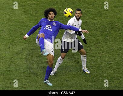 Fußball - Barclays Premier League - Everton gegen Tottenham Hotspur - Goodison Park. Raniere Sandro von Tottenham Hotspur (rechts) kämpft mit Evertons Marouane Fellaini (links) um den Ball Stockfoto