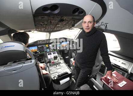 Akbar Al Baker, CEO Qatar Airways, steht im Cockpit des Dreamliners 787 am Londoner Flughafen Heathrow, als Katar die erste Fluggesellschaft ist, die mit dem Dreamliner 787 reguläre Linienflüge nach und von Großbritannien anbietet. Stockfoto