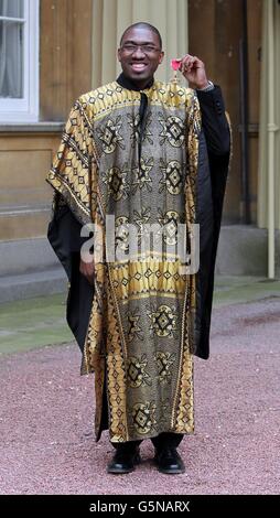 Der Dramatiker und Schauspieler Kwame Kwei-Armah mit seiner OBE-Medaille (Officer of the British Empire) nach einer Investiturfeier im Buckingham Palace im Zentrum von London. Stockfoto