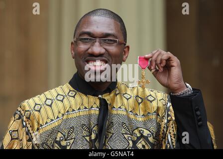 Der Dramatiker und Schauspieler Kwame Kwei-Armah mit seiner OBE-Medaille (Officer of the British Empire) nach einer Investiturfeier im Buckingham Palace im Zentrum von London. Stockfoto