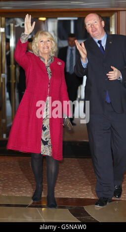 Camilla, Herzogin von Cornwall, mit Cunard Chief Executive Peter Shanks, winkt, als sie Cunards Kreuzschiff Queen Victoria an den Docks von Southampton besucht, wo sie zur Unterstützung des Prince's Trust ein Mittagessen besuchte. Stockfoto