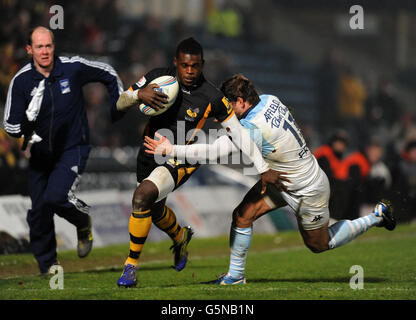 Rugby Union - Amlin Challenge Cup - Pool drei - London Wasps gegen Bayonne - Adams Park. London Wesps' Christian Wade wird von Bayonne's Cedric Heymans angegangen Stockfoto