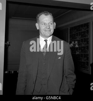 Walter Winterbottom, der für seine 17-jährige Tätigkeit als Manager der englischen Fußballmannschaft einen OBE erhielt. Stockfoto