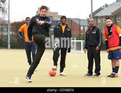 Schauspieler Gerard Butler nimmt an einer Street League-Wohltätigkeitsfußball-5-pro-Side-Trainingseinheit Teil, während er in Großbritannien für seinen neuen Film Playing for Keeps im Kennington Park im Süden Londons wirbt. Stockfoto